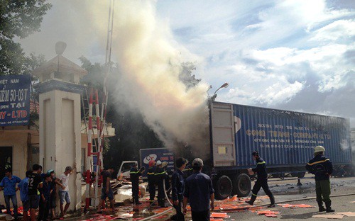 Cháy rụi thùng container chứa 28 tấn giấy nhập khẩu